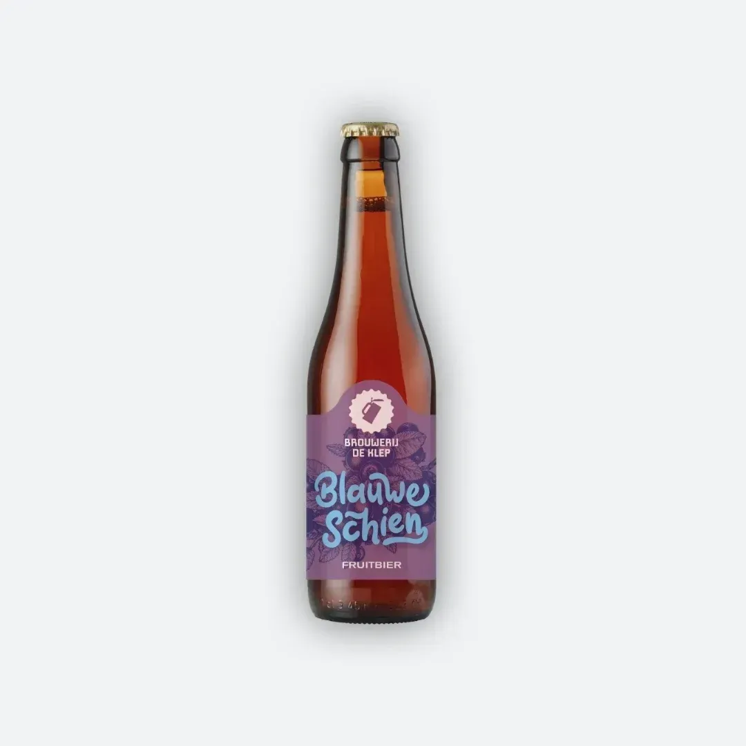 Fruitbier Blauwe Schien van Brouwerij De Mlep, fles bier met opvallend paarse uitstraling – ambachtelijk gebrouwen bier