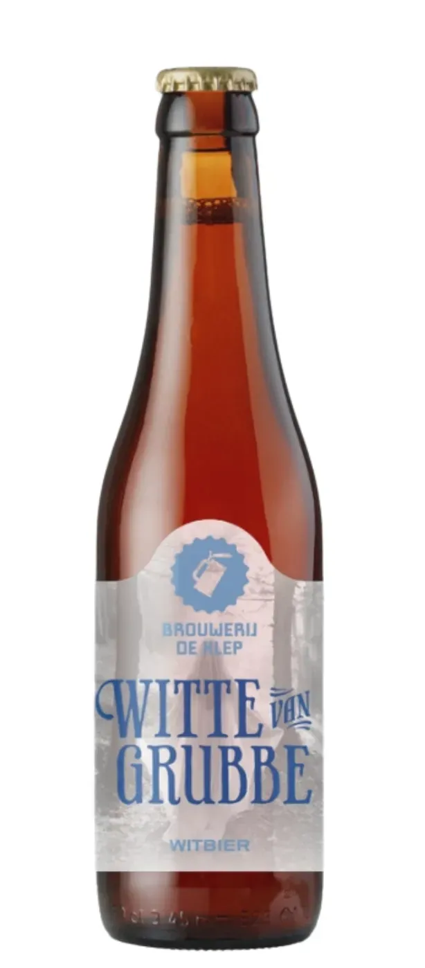Amberkleurige fles bier met etiket van Witte van Grubbe van Brouwerij de Klep. Fris witbier. Klassiek bier uit Nederland.