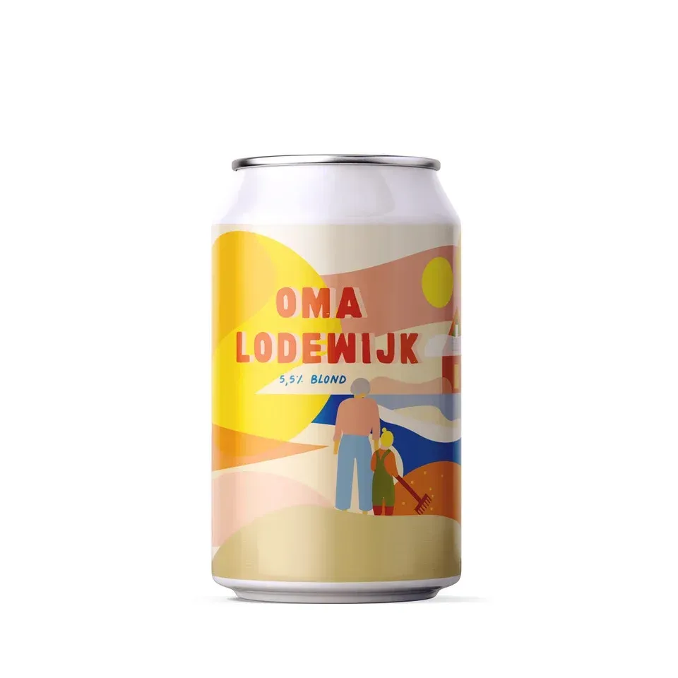 Oma Lodewijk blond bier in kleurrijk blik met zon, heuvels en illustratie van een kind en oudere figuur.