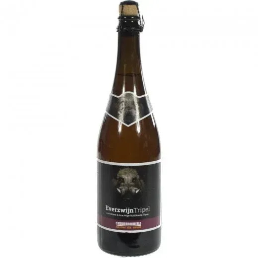 Fles tripel bier van De Heidebrouwerij met zwarte capsule, champagnekurk en etiket met everzwijnkop