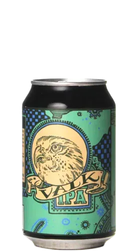 Bierblik Valk IPA bier met groen-blauwe achtergrond, een sierlijk havikportret en klassieke typografie in vintage stijl.