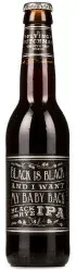 Donker bier flesje met zwart-wit etiket vol typografie – deze Black IPA bier stijl heeft een stoer en intens karakter.