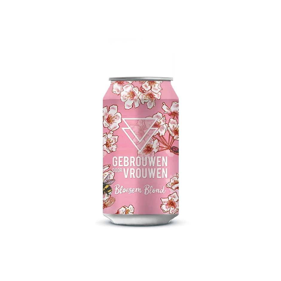 Roze bier blikje van Gebrouwen Door Vrouwen met witte bloesemillustraties,  en de naam ‘Bloesem Blond bier’.