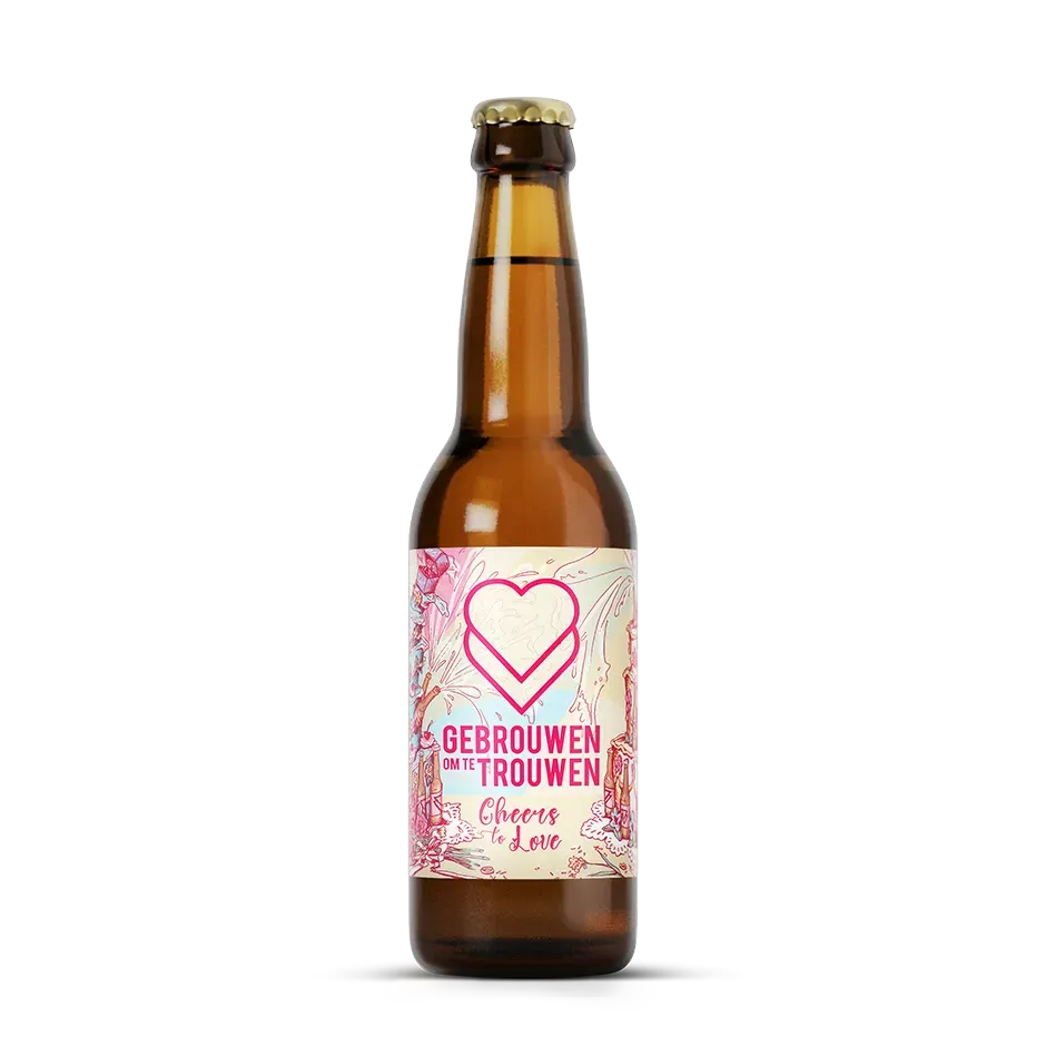 Fles gebrouwen bier met romantisch etiket in roze tinten, hartvormig logo en opschrift “Gebrouwen om te trouwen ”.