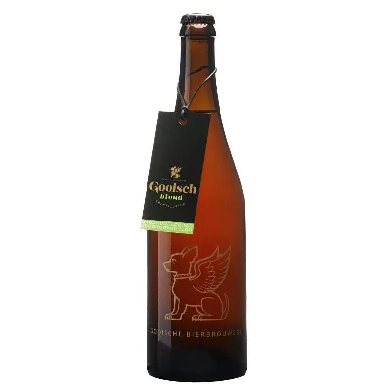 Gooisch Blond bier van de Gooische Bierbrouwerij in elegante bruine fles met hanglabel en gouden opdruk van gevleugelde hond.