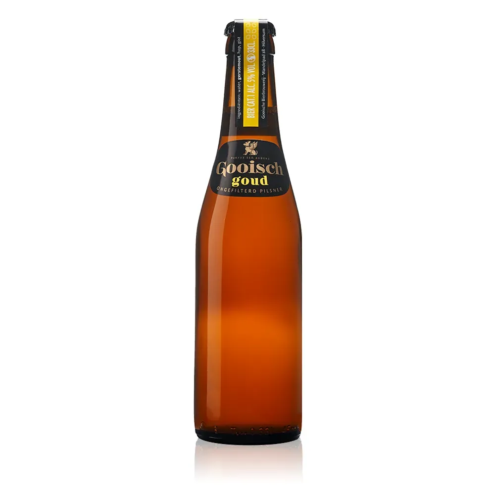 Fles Gooisch Goud bier, een ongefilterd pilsner van 5% alcohol, met zwart en goud etiket tegen witte achtergrond.