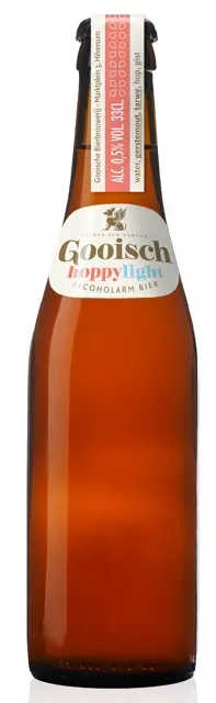 Fles bier Gooisch Hoppy Light met strak wit etiket en subtiel goudaccent, alcoholarm bier met frisse hoppige tonen