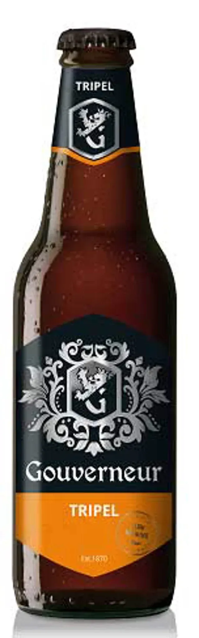 Fles tripel bier van Gouverneur met donker etiket, zilveren familiewapen en oranje band met tripelopschrift