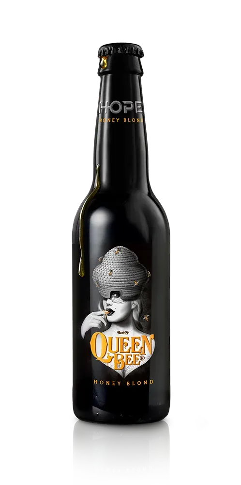 Een fles bier met een afbeelding van een vrouw op het etiket.