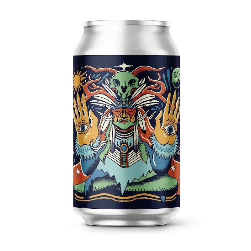 Mystiek vormgegeven blikje bier met kleurrijke sjamaanillustratie, IPA bier in psychedelische stijl met zon, maan en symbolen