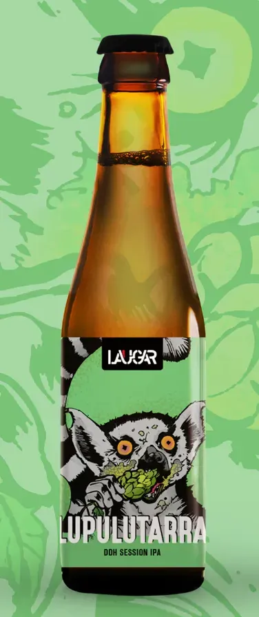 Bruin bier flesje met groene achtergrond en lemur met hop in de bek – Lupulutarra is een DDH Session IPA bier.