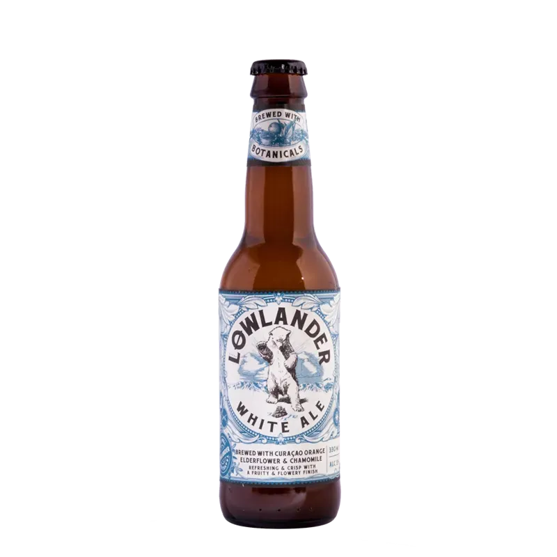 Bruine bier fles van Lowlander White Ale met ijsbeer op sierlijk etiket. Gebrouwen met botanicals. Fris wit bier.
