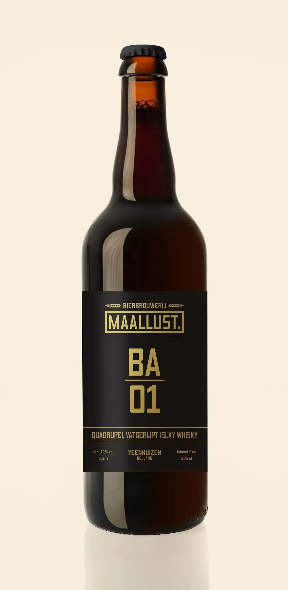 Maallust bier fles met BA 01 op het etiket, een quadrupel bier gerijpt op Islay whiskyvat, krachtig en rokerig van stijl