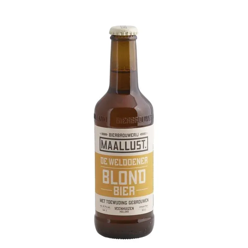 Blond bier van Maallust in bruine fles met wit-geel etiket. Ambachtelijk gebrouwen in Veenhuizen.