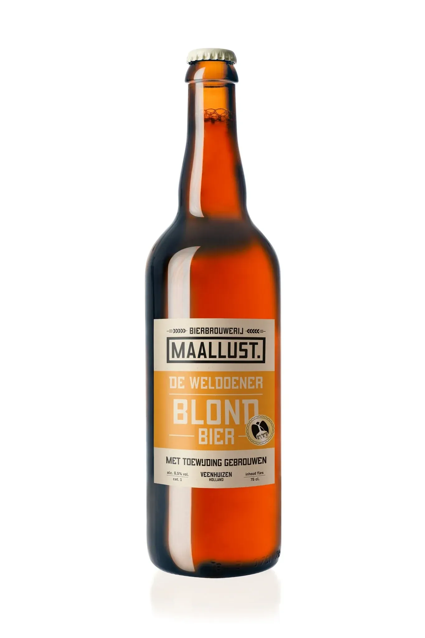 fles blond bier van maallust met oranje etiket en kroonkurk op witte achtergrond