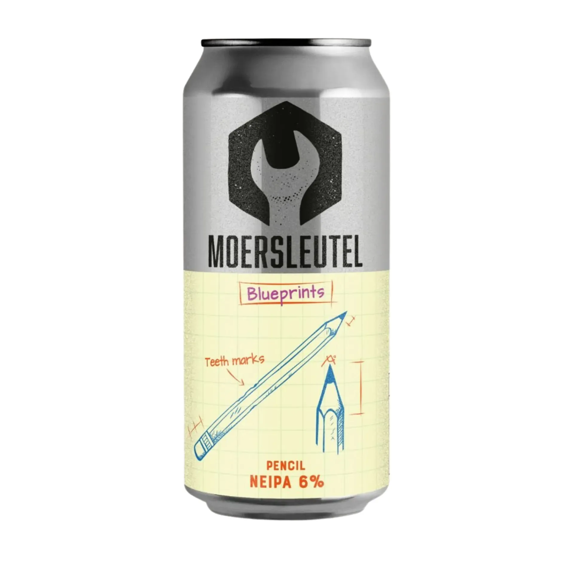 Zilverkleurig blik bier met technisch getekend potlood op etiket van Moersleutel Blueprints – een NEIPA bier van 6%.