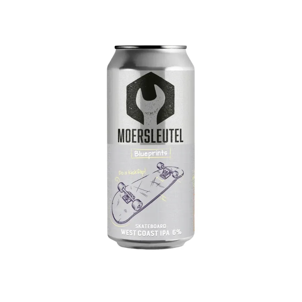 Zilverkleurig bier blik met technische tekening van een skateboard op het etiket – een West Coast IPA bier van 6%.