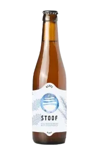 Fles Stoof wild ale bier van Nevel met wit label en blauwe illustratie, kruidig en fris speciaalbier met dennen