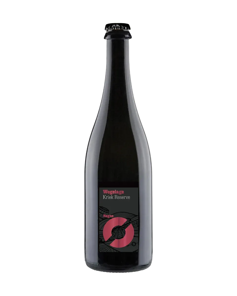 Donkere fles Wegelager Kriek Reserve bier met zwart-roze etiket en illustratie van een lans, opvallend en elegant kriek bier