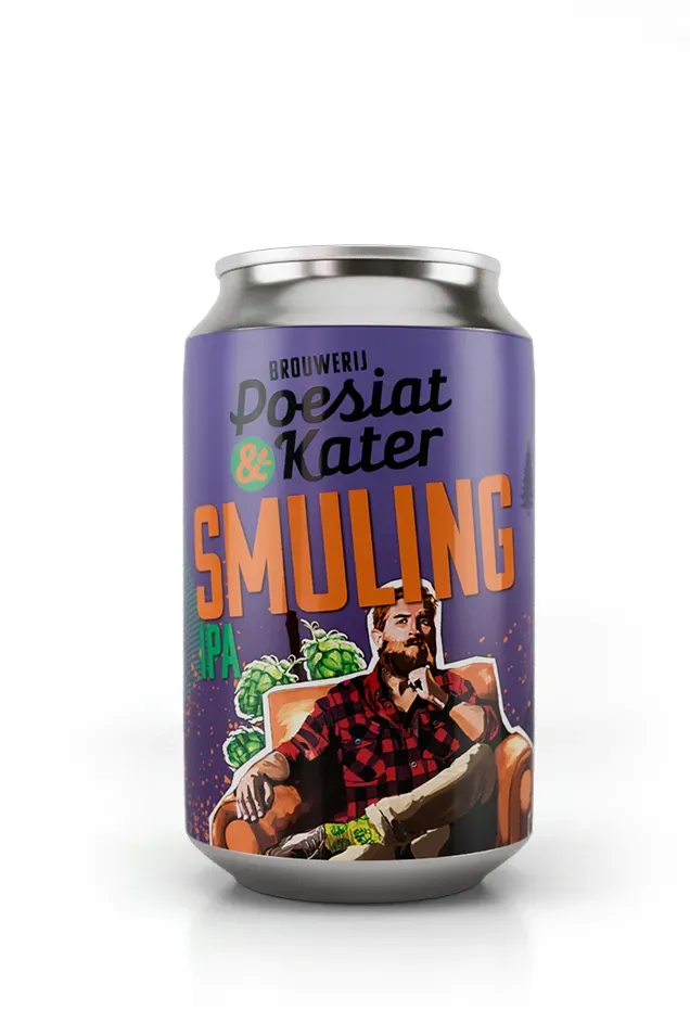 Blik bier met paarse achtergrond, man zittend in stoel, hopbellen, oranje letters ‘Smuling IPA’ en het woord bier.
