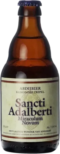 Kleine fles tripel bier van Brouwerij Egmond met licht etiket en blauwe kroonkurk tegen witte achtergrond
