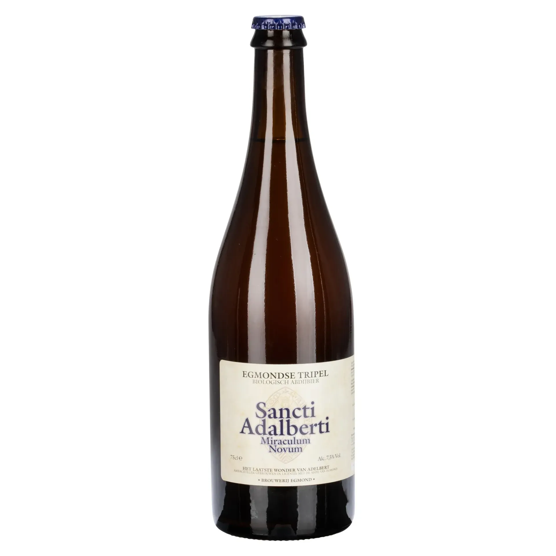 Fles tripel bier van Brouwerij Egmond met wit etiket en blauwe dop, rechtop tegen witte achtergrond