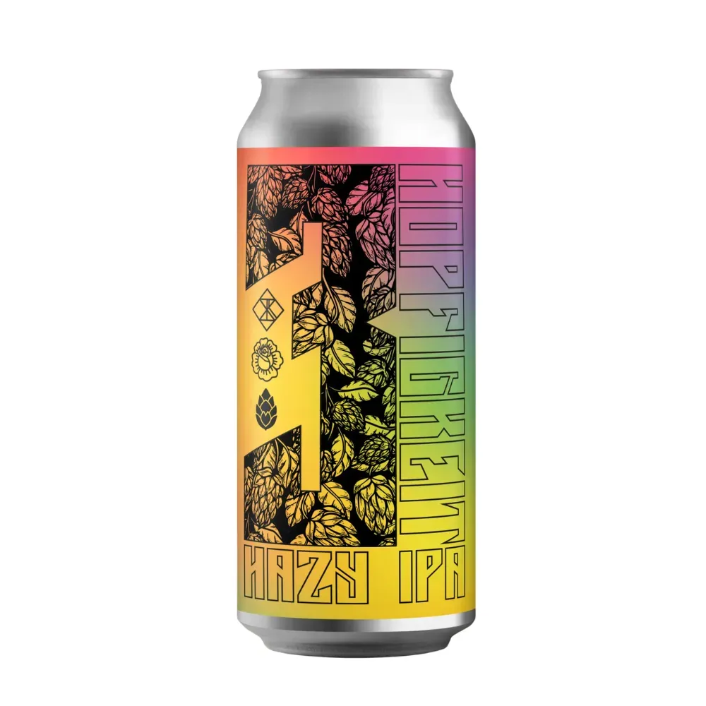 Kleurrijk blikje hazy IPA bier met regenboogverloop, hopbladeren en futuristische typografie in strak ontwerp