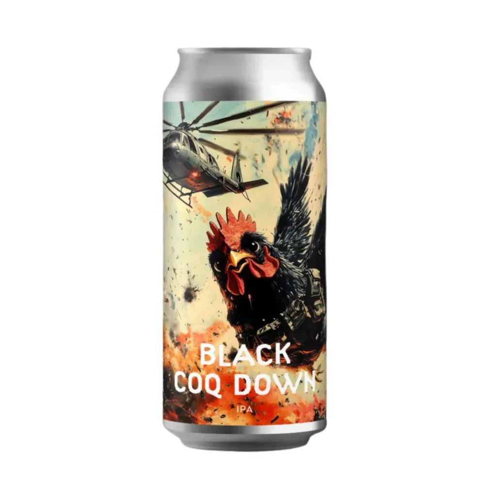 Blikje IPA bier met explosief etiket van Black Coq Down waarop een vechtende kip en helikopter in actiefilmsfeer te zien zijn