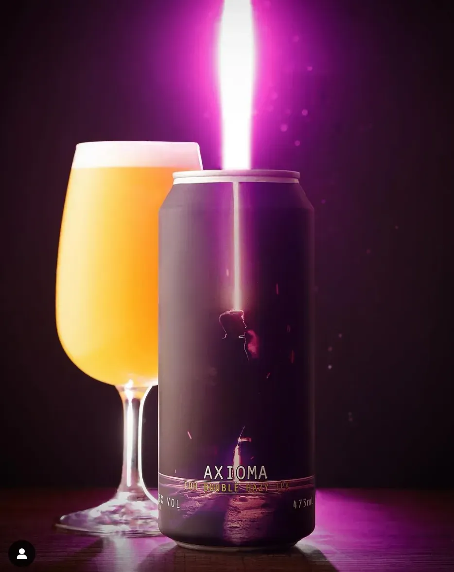 Donker bier blik met paars licht en silhouet van een man in sci-fi stijl – Axioma is een DDH Double Hazy IPA bier.
