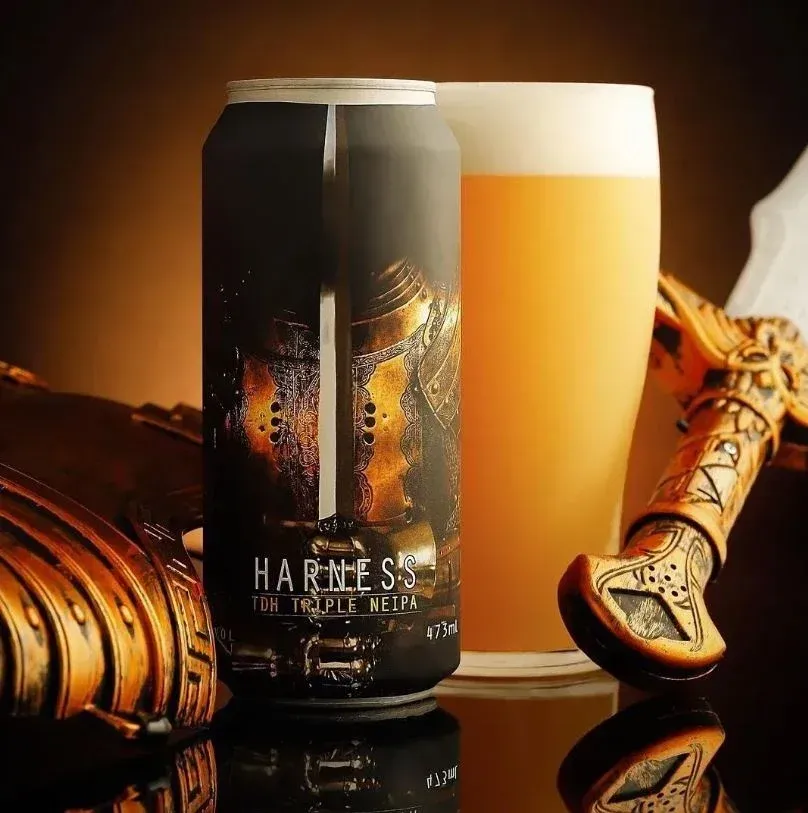 Donker bier blik met ridderharnas en zwaard, naast een troebel glas NEIPA bier – krachtige TDH Triple in middeleeuwse stijl.