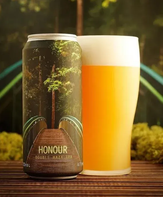 Donker bier blik met bosbrug en hoge bomen, naast een troebel glas Honour – een zachte Double Hazy IPA bier stijl.