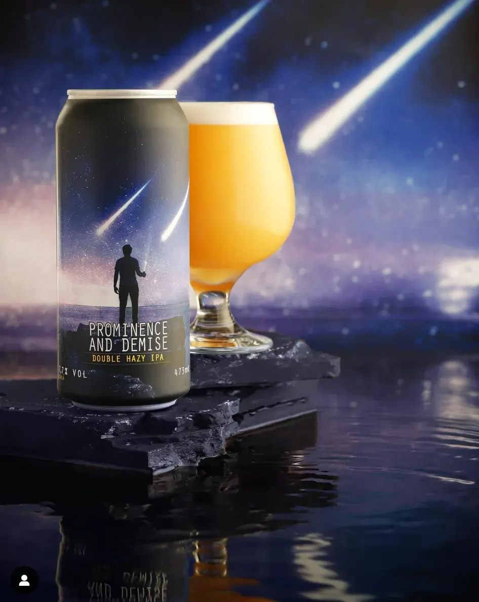 Nachtelijk blik Prominence and Demise bier met vallende sterren, Double Hazy IPA bier vol mistig bieraroma en tropische body.