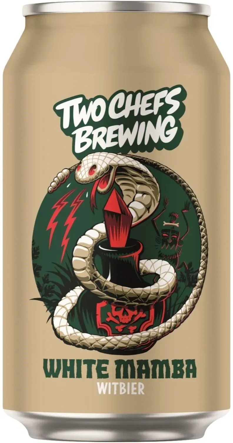Beige wit bier blik van Two Chefs Brewing met witte slang rond totemmasker. Spannend label. Tropisch fris bier.