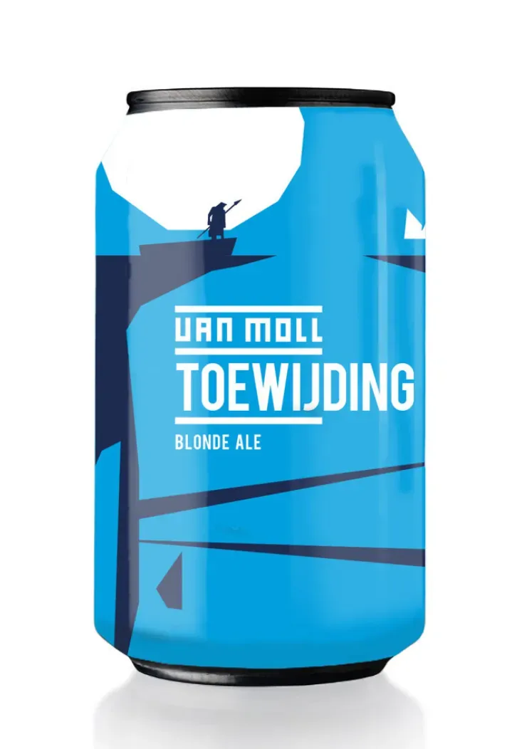 blauw blik toewijding blonde ale bier van van moll met silhouet van wandelaar op bergrand