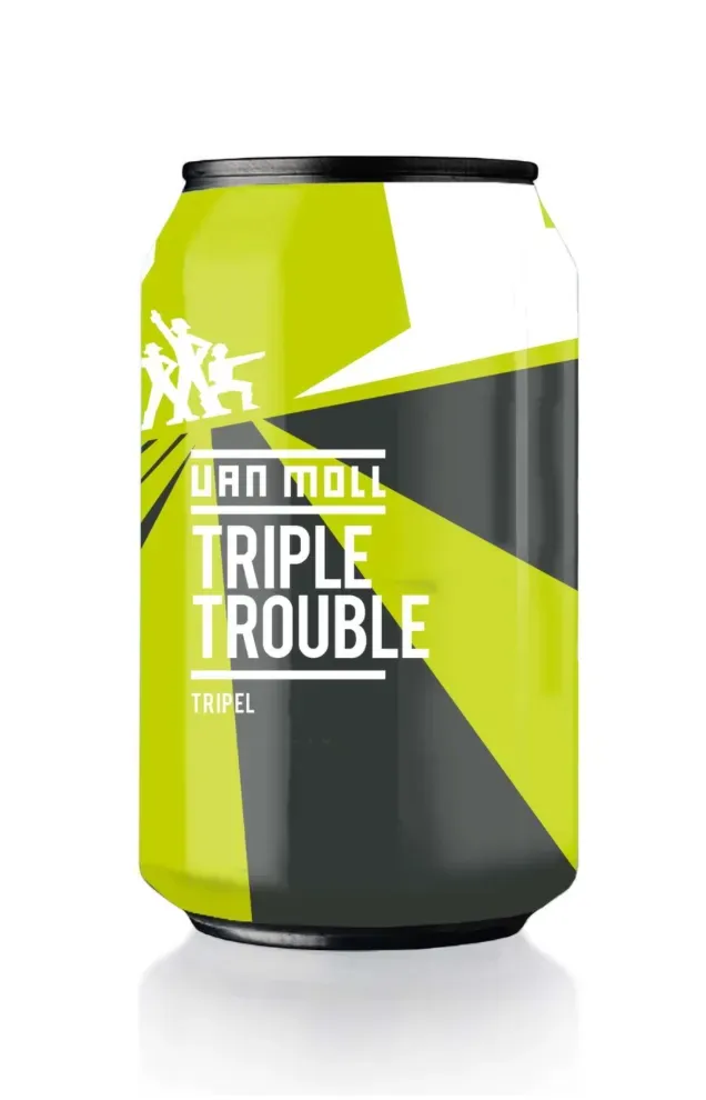 Blikje tripel bier van Van Moll met felgeel en zwart etiket en dansende figuren op modern grafisch ontwerp
