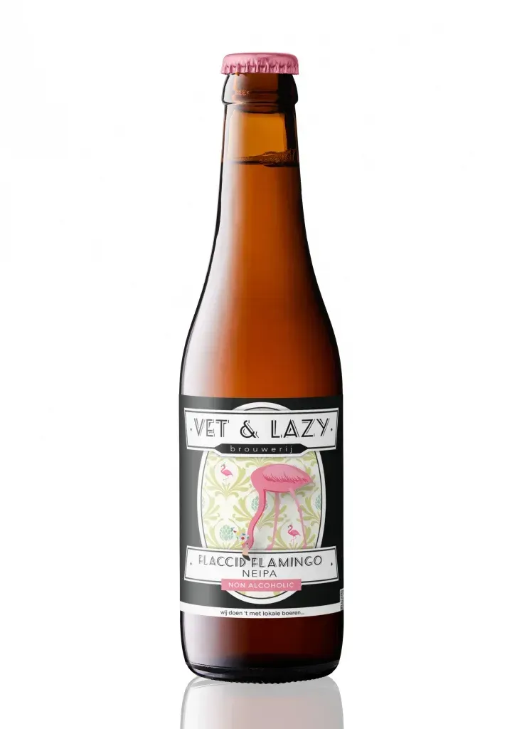 Fles Vet & Lazy Flaccid Flamingo NEIPA non-alcoholic bier met roze dop en flamingo op lichtgroen patroonetiket