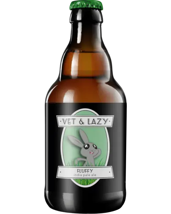 Bruine fles Fluffy bier van Vet & Lazy met zwart etiket en schattig konijn, India Pale Ale met speelse bier uitstraling.
