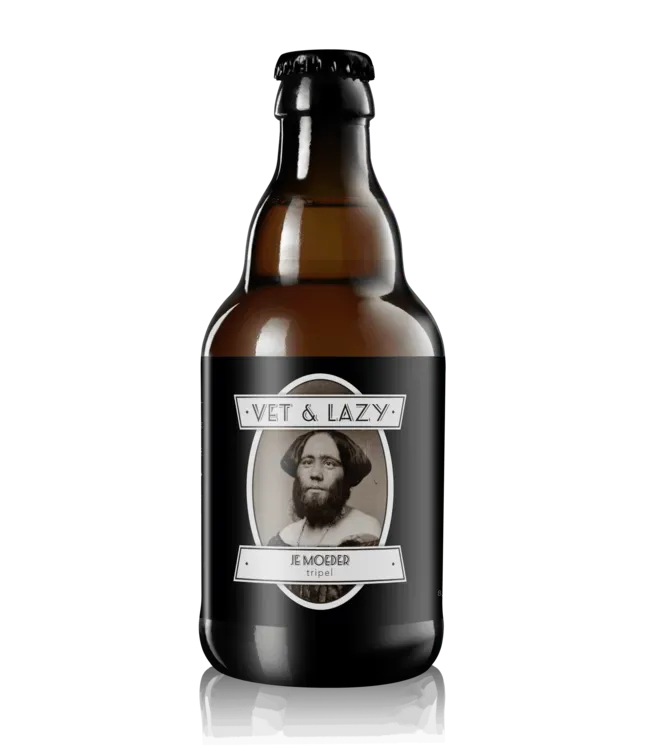 Fles Je Moeder Tripel van Vet & Lazy. Karaktervol bier met stout etiket en Rotterdamse humor in een volle tripelstijl.