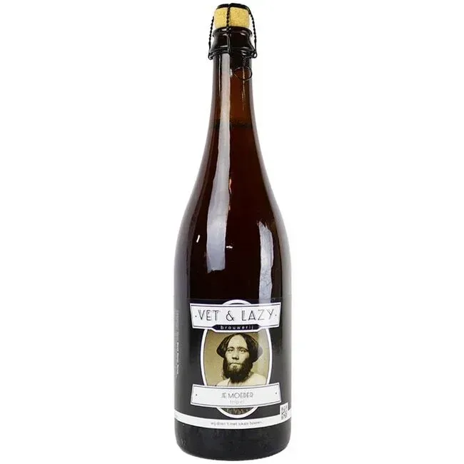 "Tripel bierfles van Vet & Lazy met champagnekurk en klassiek etiket, rechtop tegen witte achtergrond"