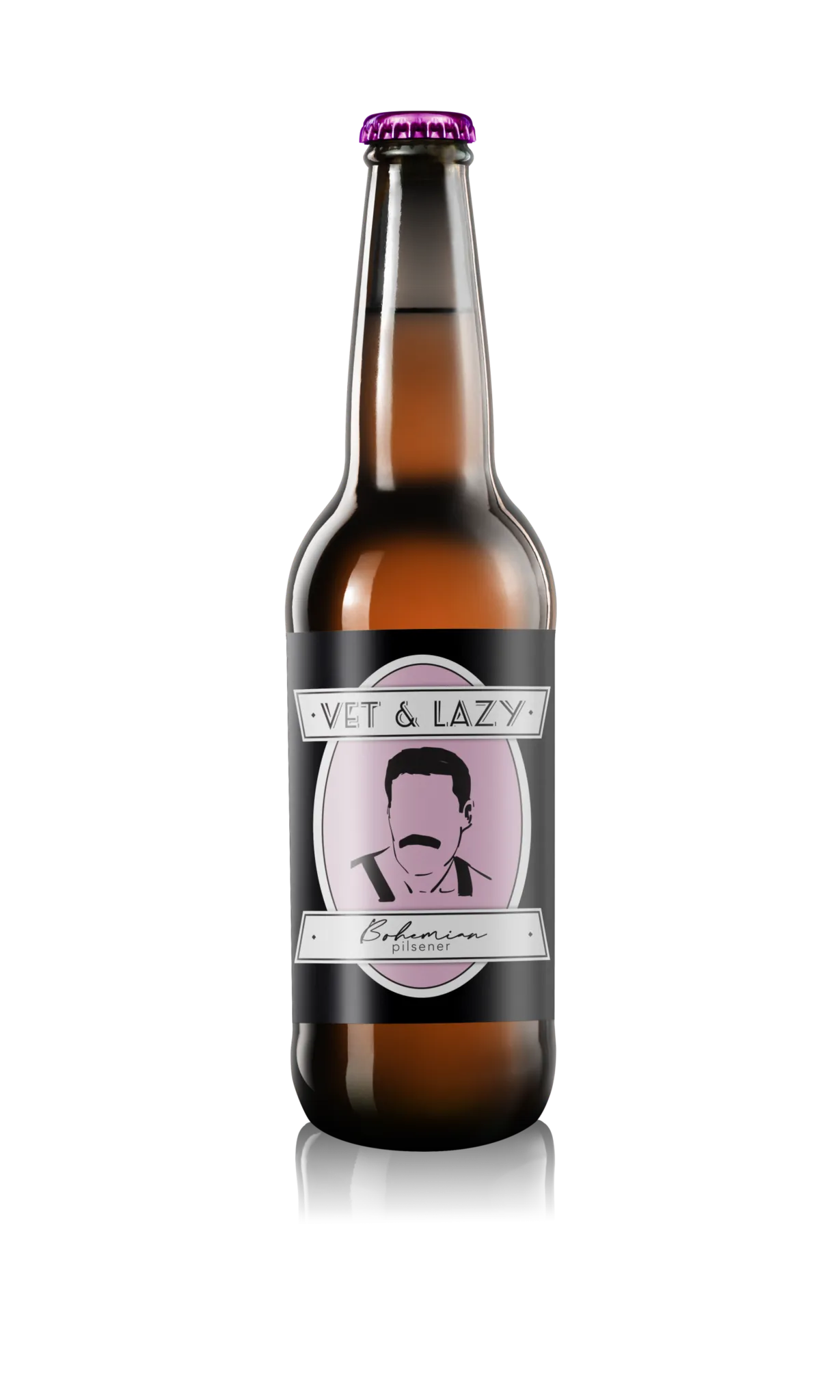Fles Vet & Lazy Bohemian pilsener bier met zwart etiket en illustratie van man met snor, tegen zwarte achtergrond.