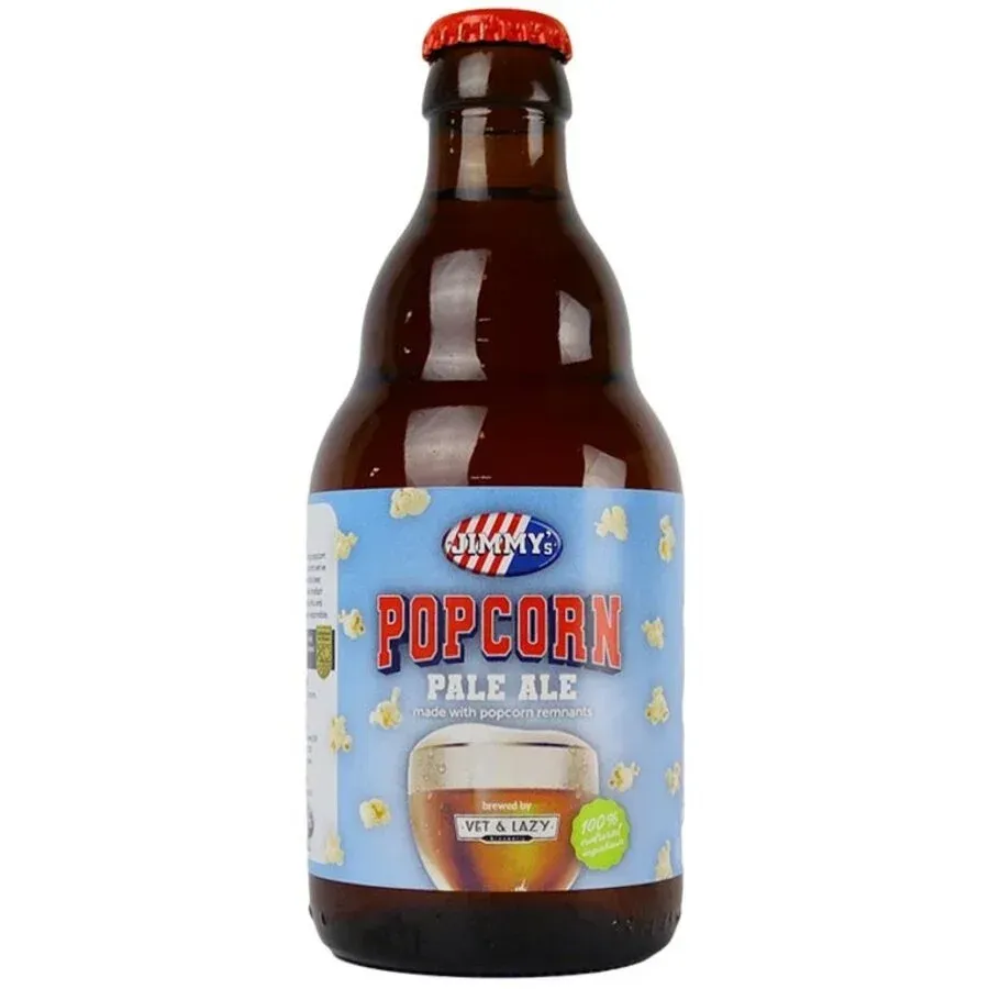 Popcorn Pale Ale bier van Jimmy’s en Vet & Lazy in bier fles met blauwe popcornlabel – blond speciaalbier met popcornsmaak