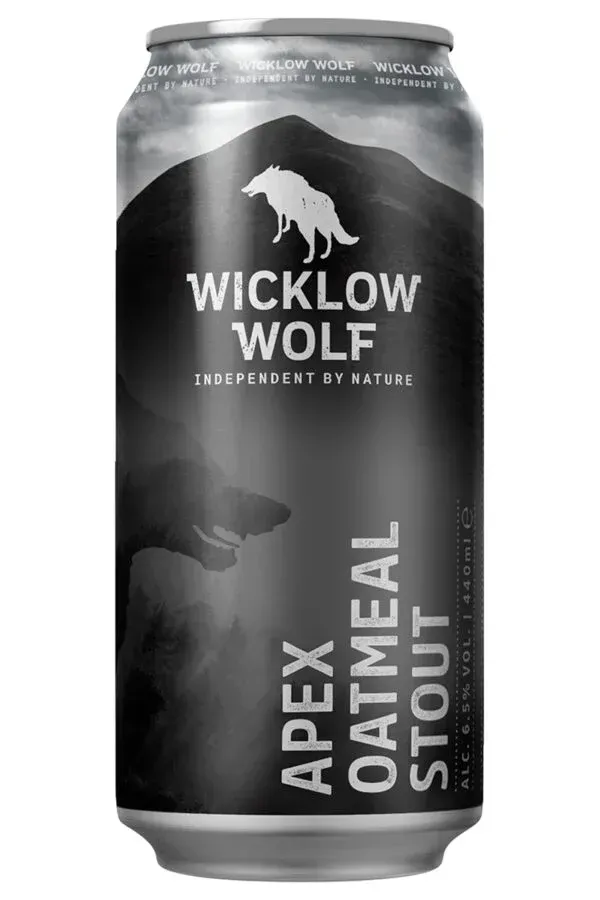 Blik Apex Oatmeal Stout bier van Wicklow Wolf, 6,5% stout met wolvenillustratie en grijs berglandschap