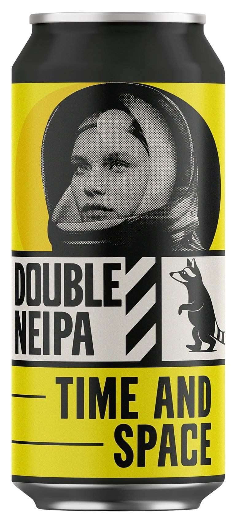 Geel bier blik met retro-astronaut en strakke typografie – Time and Space is een krachtige Double NEIPA bier stijl.