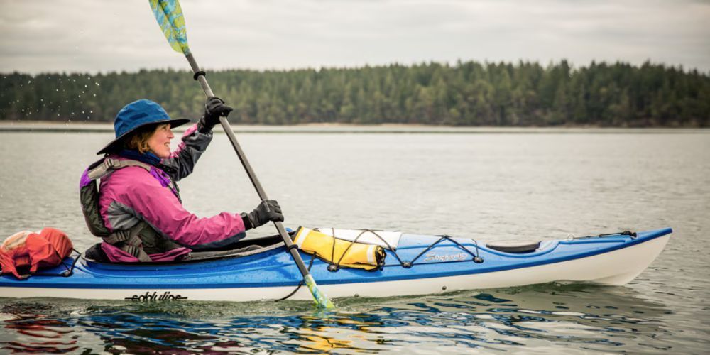 kayaker wearing kayaking gloves