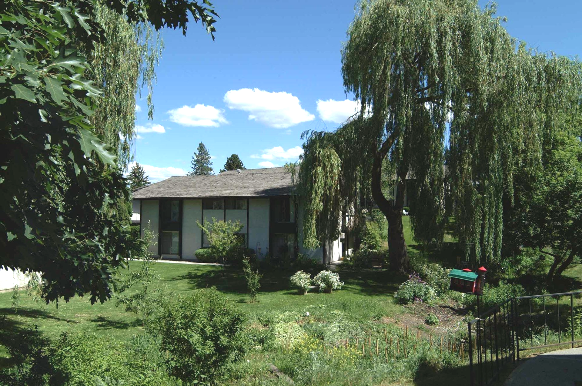 Lincoln Heights & Lincoln Terrace Garden click to go to website