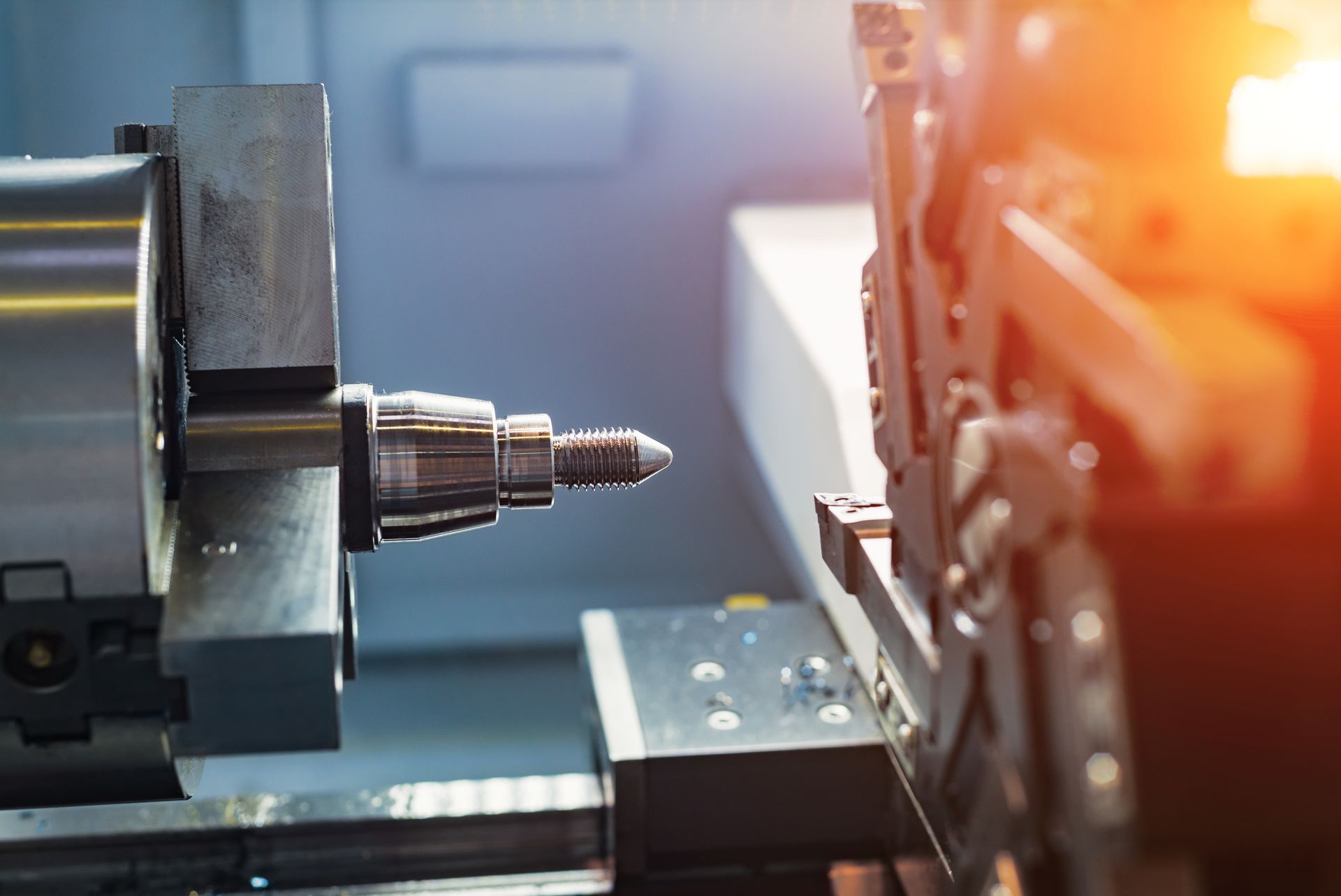 Uma máquina está cortando um pedaço de metal em um torno.