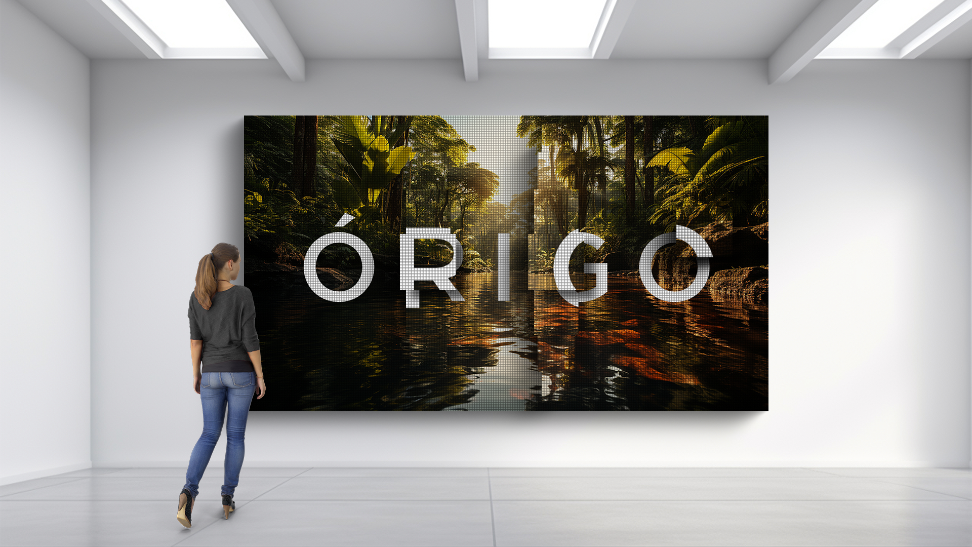 Una mujer está parada frente a un cuadro grande que dice origo