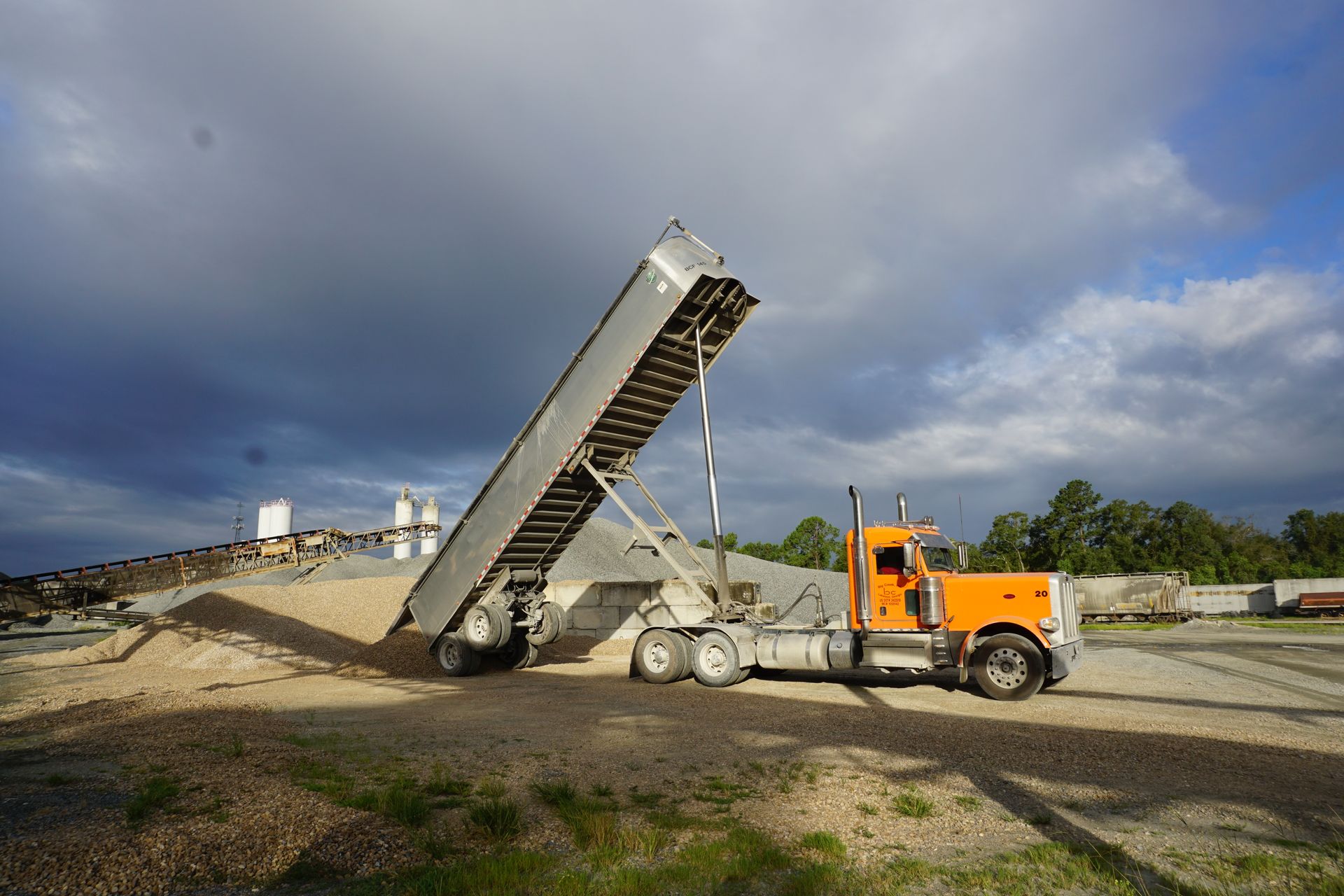 Commercial truck used for reliable trucking transportation services in Georgia and Florida.