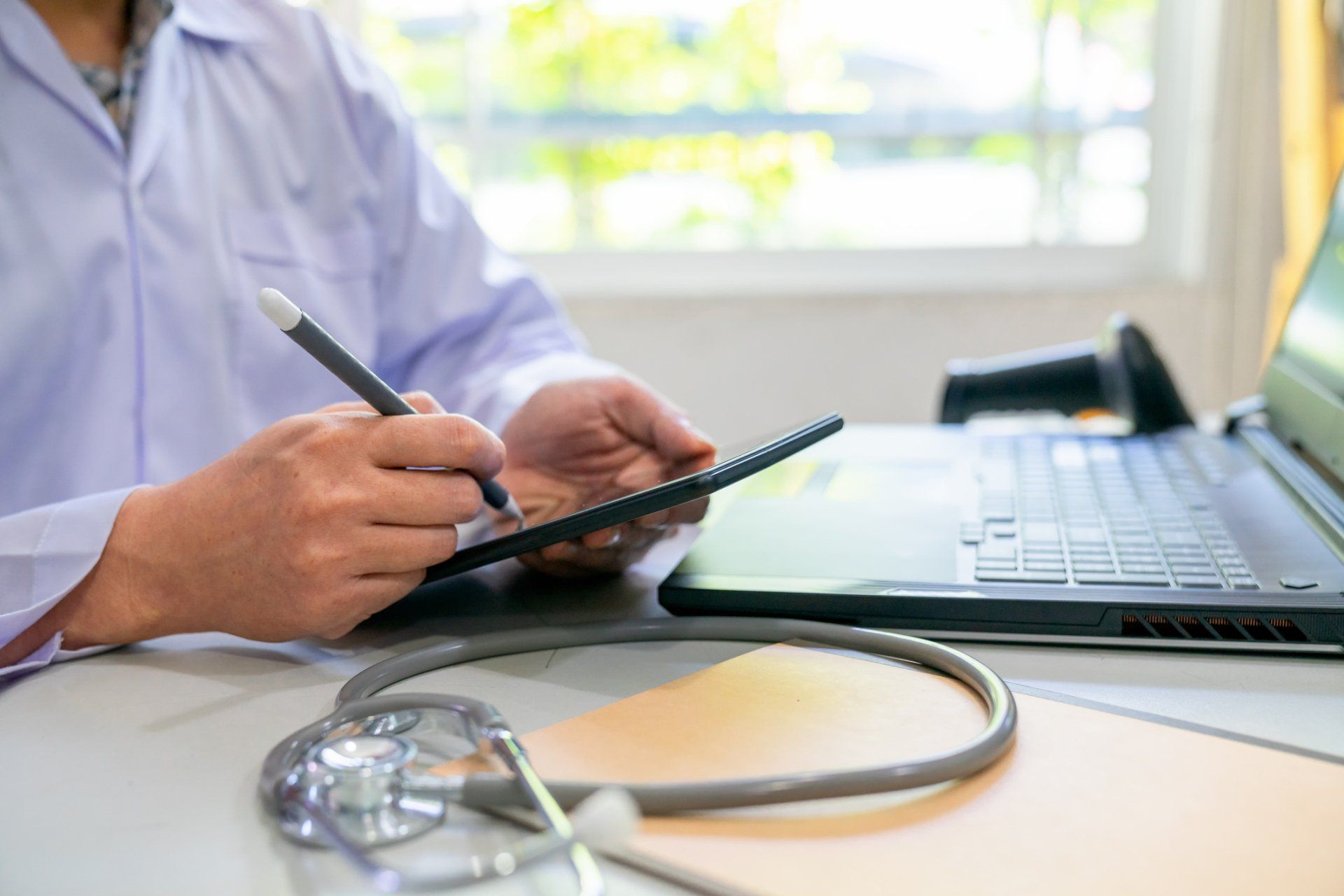 Doctor Use The Digital Tablet — SE Decatur, AL — Alabama Urology And Robotic Center
