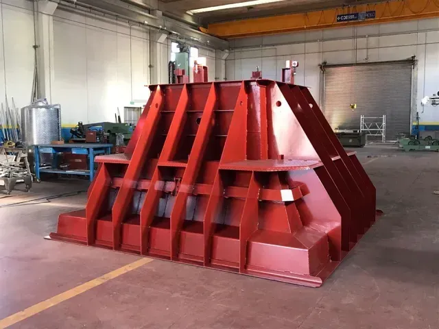 Struttura metallica rossa industriale in un'officina.